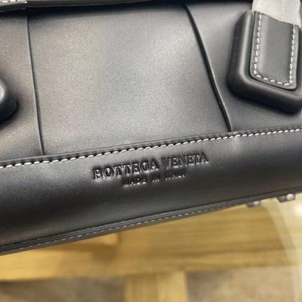 Contrefaçon du sac Bottega Veneta Arco Small en cuir de veau intrecciato noir – Image 8