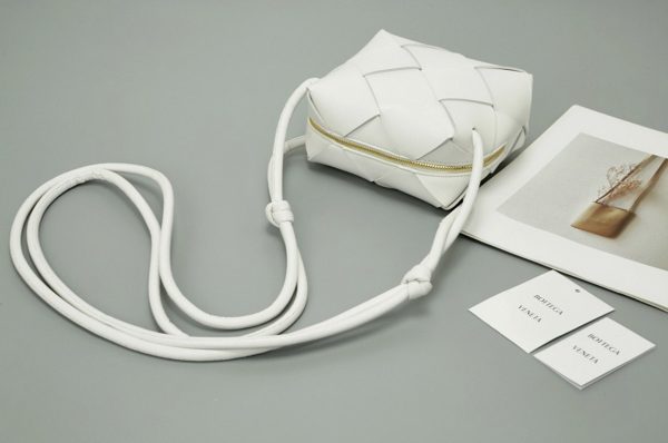 Faux mini sac Bottega Veneta Cassette Camera en Blanc – Image 6