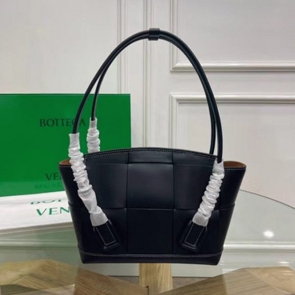 Contrefaçon du sac Bottega Veneta Arco Small en cuir de veau intrecciato noir – Image 6