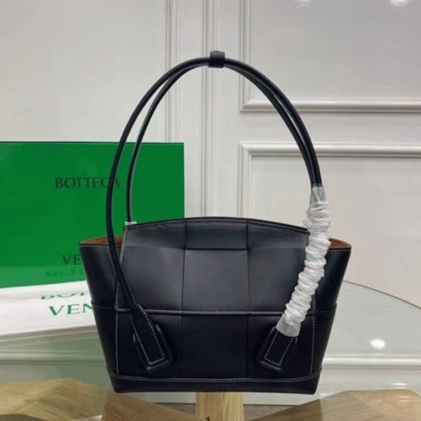 Contrefaçon du sac Bottega Veneta Arco Small en cuir de veau intrecciato noir – Image 5