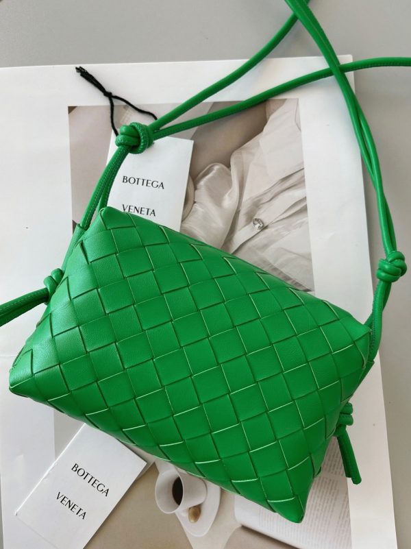 Contrefaçon Mini Sac Bottega Veneta Loop en Vert – Image 7