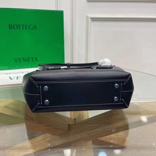 Contrefaçon du sac Bottega Veneta Arco Small en cuir de veau intrecciato noir – Image 4