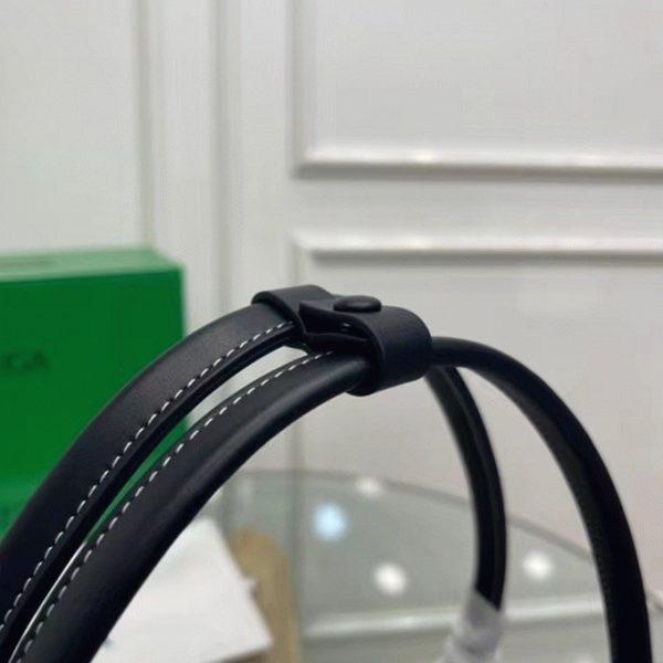 Contrefaçon du sac Bottega Veneta Arco Small en cuir de veau intrecciato noir – Image 3
