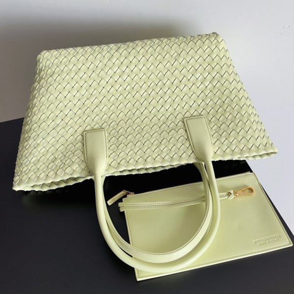 Contrefaçon du sac Bottega Veneta Cabat Medium en cuir d’agneau intrecciato citron – Image 10