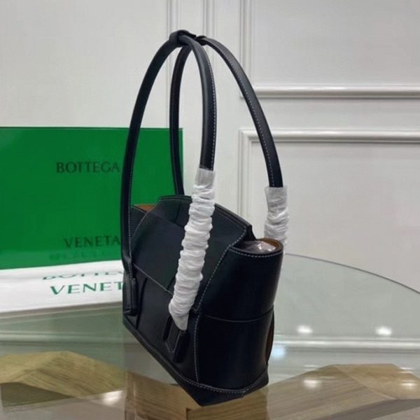 Contrefaçon du sac Bottega Veneta Arco Small en cuir de veau intrecciato noir – Image 2