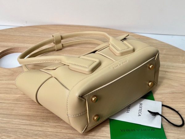 Réplique du sac Bottega Veneta Arco Mini en cuir de veau intrecciato beige – Image 8