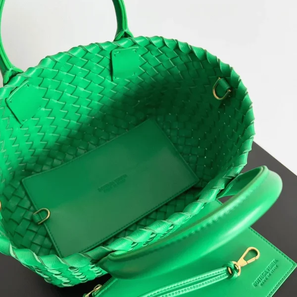 Fausse Bottega Veneta Cabat Mini en cuir d’agneau intrecciato vert – Image 9