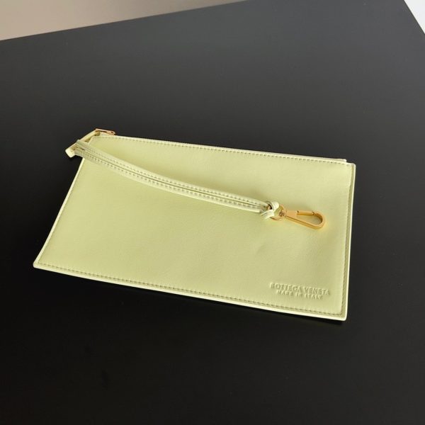 Contrefaçon du sac Bottega Veneta Cabat Medium en cuir d’agneau intrecciato citron – Image 9
