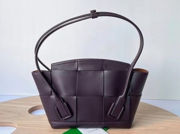 Fausse Bottega Veneta Arco Small en cuir de veau intrecciato raisin – Image 10
