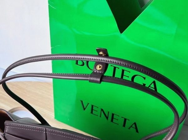 Fausse Bottega Veneta Arco Small en cuir de veau intrecciato raisin – Image 9