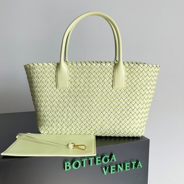 Contrefaçon du sac Bottega Veneta Cabat Medium en cuir d’agneau intrecciato citron – Image 6