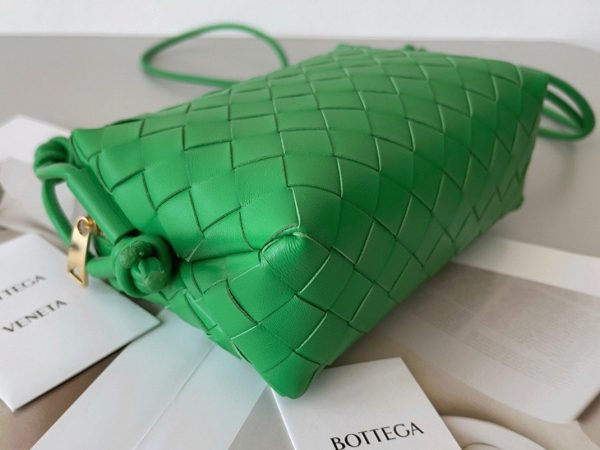 Contrefaçon Mini Sac Bottega Veneta Loop en Vert – Image 2