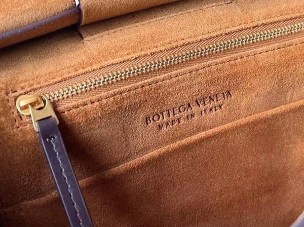 Fausse Bottega Veneta Arco Small en cuir de veau intrecciato raisin – Image 7