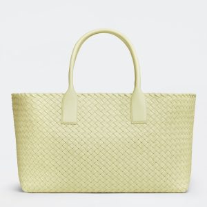 Contrefaçon du sac Bottega Veneta Cabat Medium en cuir d’agneau intrecciato citron