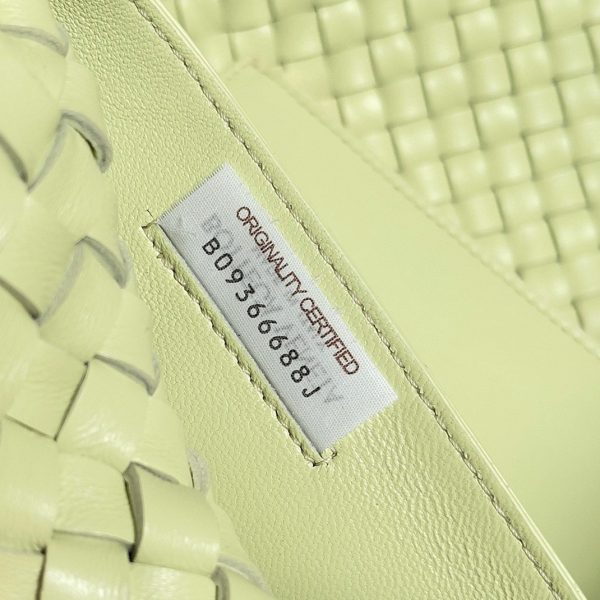Contrefaçon du sac Bottega Veneta Cabat Medium en cuir d’agneau intrecciato citron – Image 5