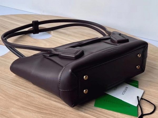 Fausse Bottega Veneta Arco Small en cuir de veau intrecciato raisin – Image 5