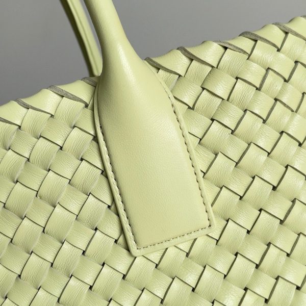 Contrefaçon du sac Bottega Veneta Cabat Medium en cuir d’agneau intrecciato citron – Image 4