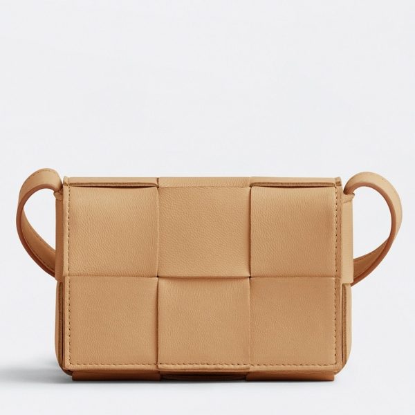 Contrefaçon du sac Bottega Veneta Candy Cassette en Almond