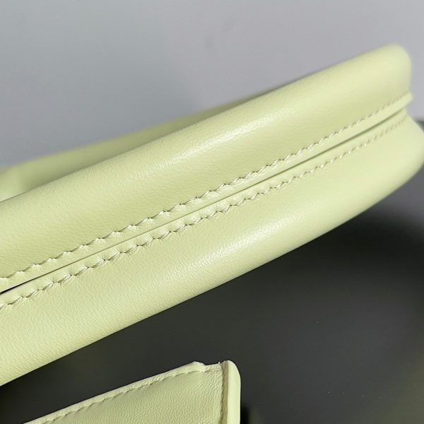 Contrefaçon du sac Bottega Veneta Cabat Medium en cuir d’agneau intrecciato citron – Image 3