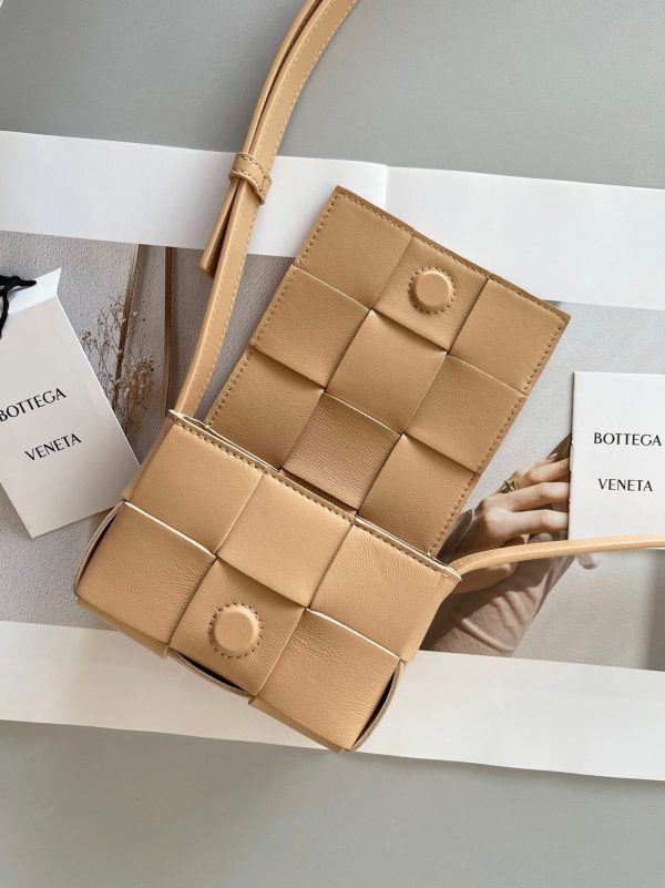 Contrefaçon du sac Bottega Veneta Candy Cassette en Almond – Image 9