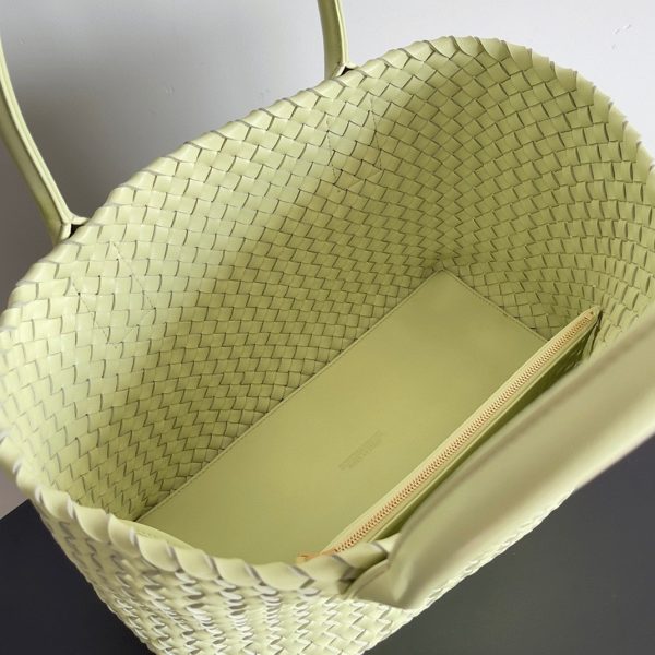 Contrefaçon du sac Bottega Veneta Cabat Medium en cuir d’agneau intrecciato citron – Image 2