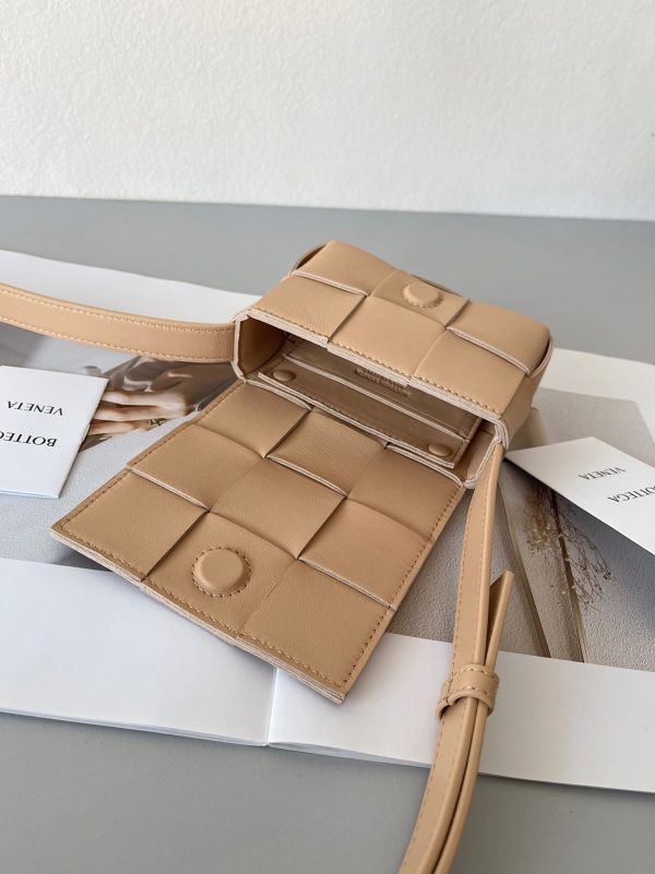 Contrefaçon du sac Bottega Veneta Candy Cassette en Almond – Image 8