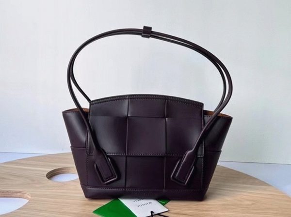 Fausse Bottega Veneta Arco Small en cuir de veau intrecciato raisin – Image 3