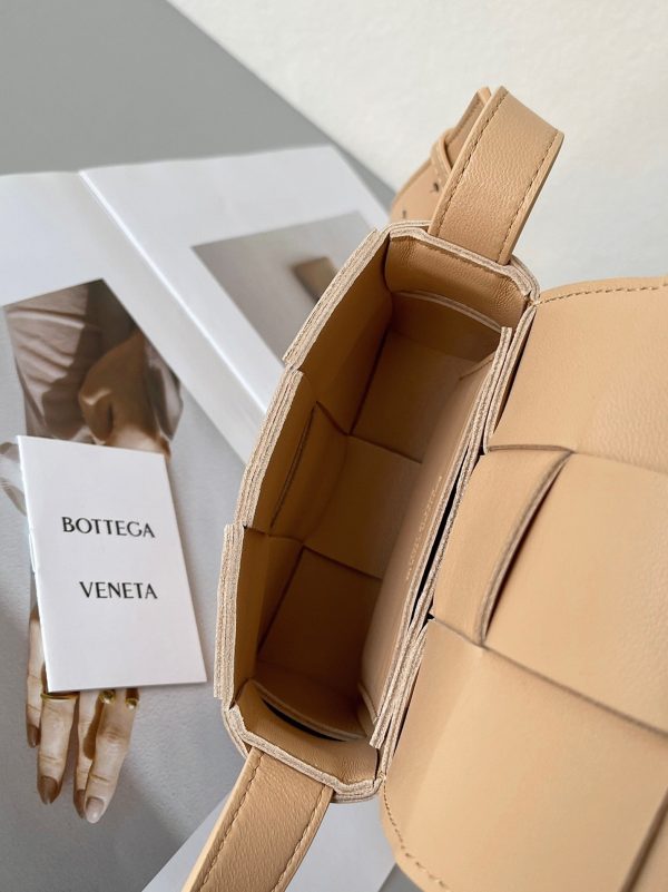 Contrefaçon du sac Bottega Veneta Candy Cassette en Almond – Image 7