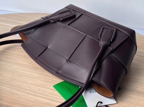 Fausse Bottega Veneta Arco Small en cuir de veau intrecciato raisin – Image 2