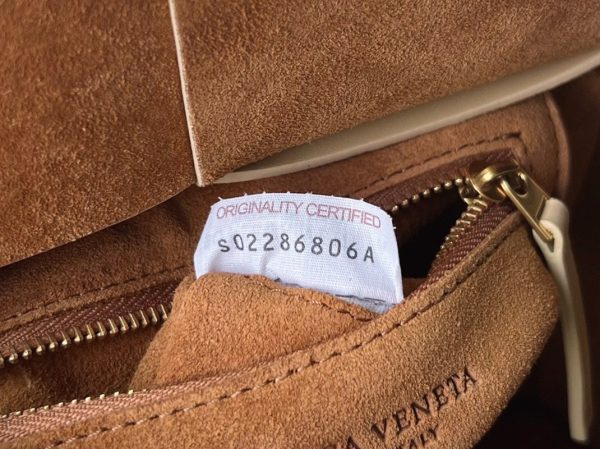 Réplique du sac Bottega Veneta Arco Mini en cuir de veau intrecciato beige – Image 7