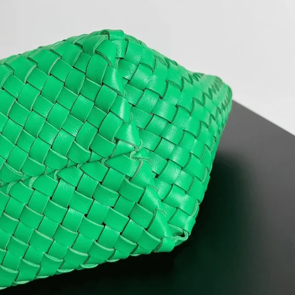 Fausse Bottega Veneta Cabat Mini en cuir d’agneau intrecciato vert – Image 8