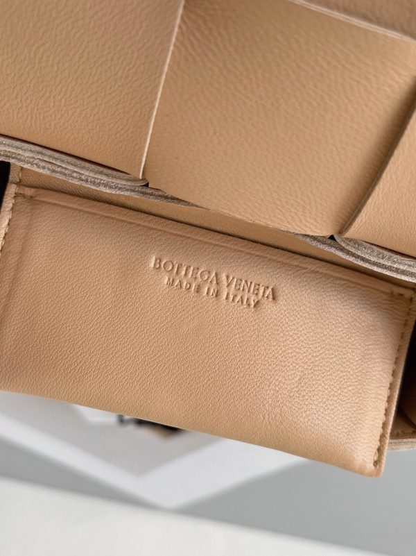 Contrefaçon du sac Bottega Veneta Candy Cassette en Almond – Image 6