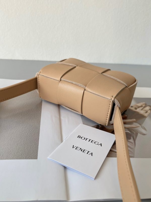 Contrefaçon du sac Bottega Veneta Candy Cassette en Almond – Image 5