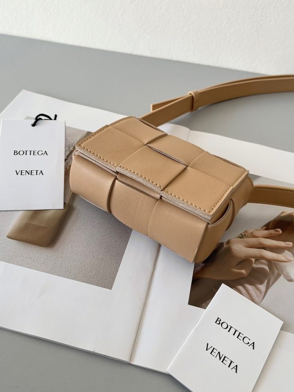 Contrefaçon du sac Bottega Veneta Candy Cassette en Almond – Image 4