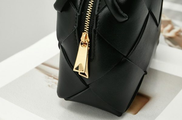 Contrefaçon mini sac Bottega Veneta Cassette Camera en Noir – Image 10