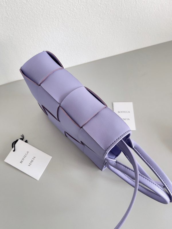 Fausse Bottega Veneta Cassette Mini Tote Bag en Lilas – Image 4