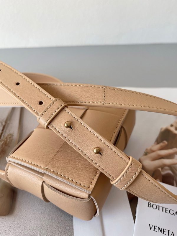 Contrefaçon du sac Bottega Veneta Candy Cassette en Almond – Image 3