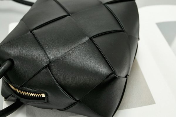 Contrefaçon mini sac Bottega Veneta Cassette Camera en Noir – Image 9