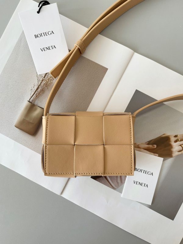 Contrefaçon du sac Bottega Veneta Candy Cassette en Almond – Image 2