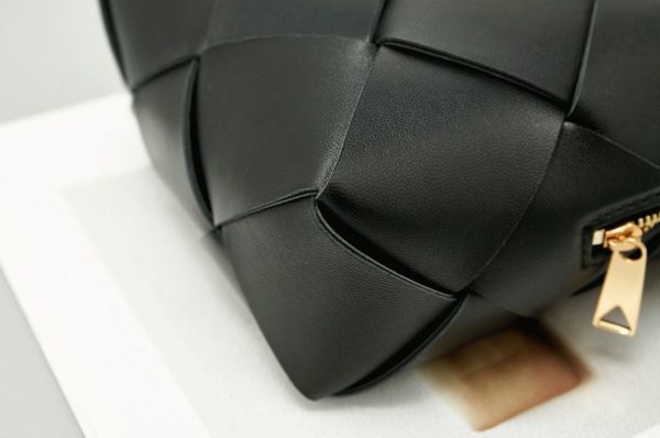 Contrefaçon mini sac Bottega Veneta Cassette Camera en Noir – Image 8