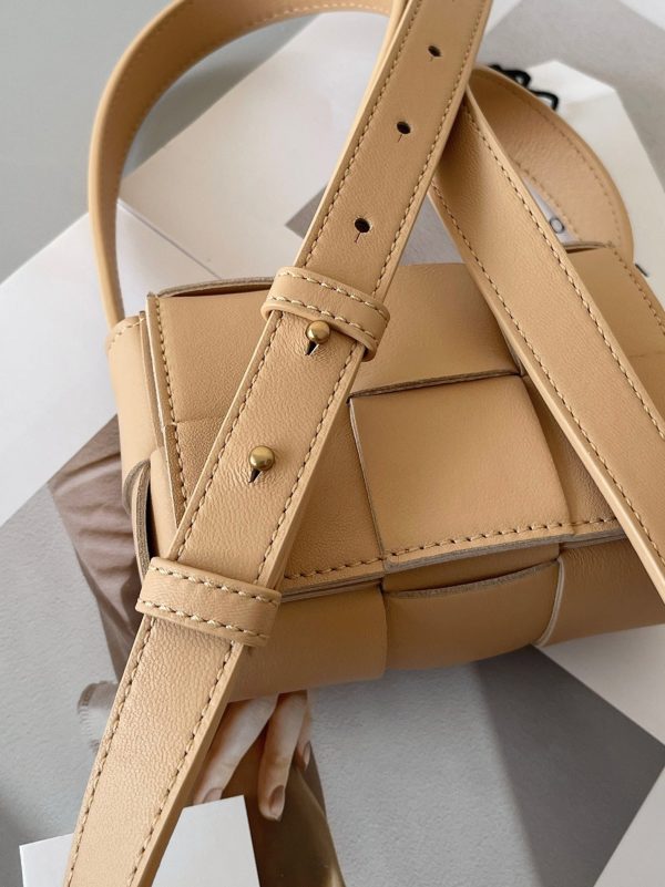 Contrefaçon du sac Bottega Veneta Candy Cassette en Almond – Image 10