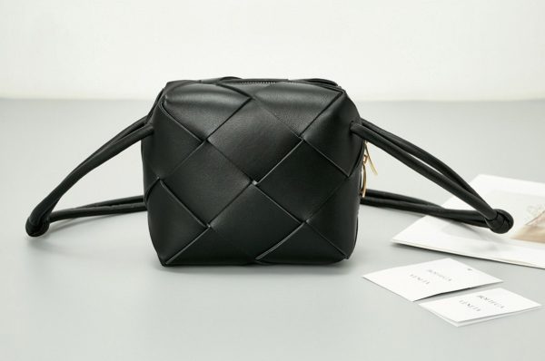 Contrefaçon mini sac Bottega Veneta Cassette Camera en Noir – Image 7