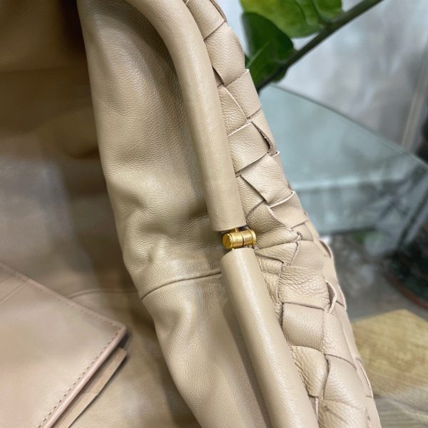 Réplique grand sac Bottega Veneta Pouch Clutch en Beige – Image 10