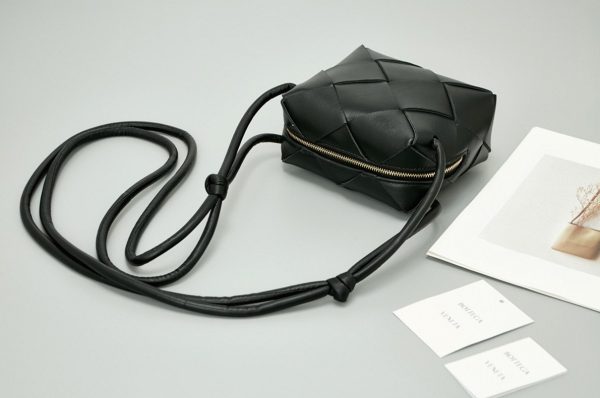 Contrefaçon mini sac Bottega Veneta Cassette Camera en Noir – Image 6