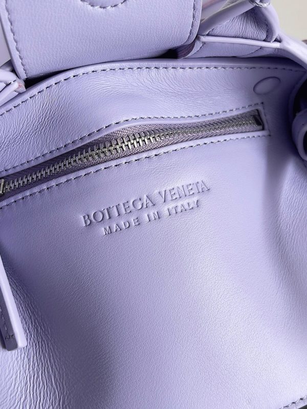 Fausse Bottega Veneta Cassette Mini Tote Bag en Lilas – Image 8