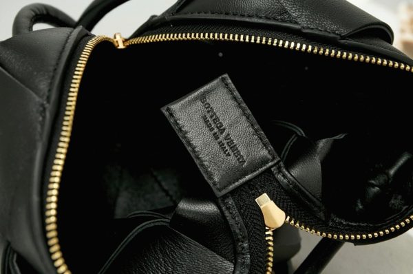 Contrefaçon mini sac Bottega Veneta Cassette Camera en Noir – Image 5