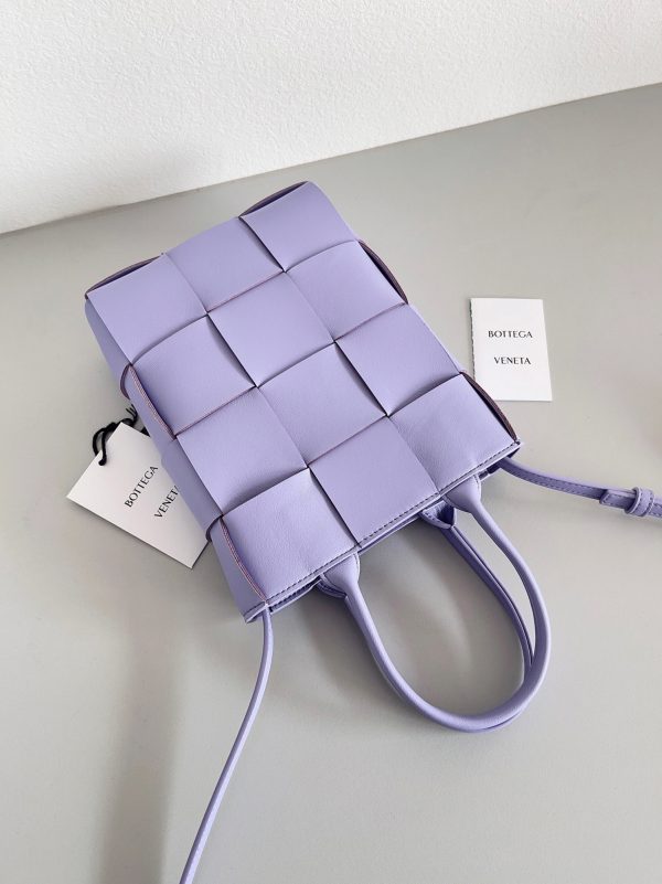 Fausse Bottega Veneta Cassette Mini Tote Bag en Lilas – Image 9