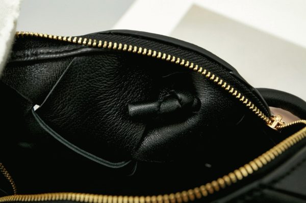 Contrefaçon mini sac Bottega Veneta Cassette Camera en Noir – Image 4