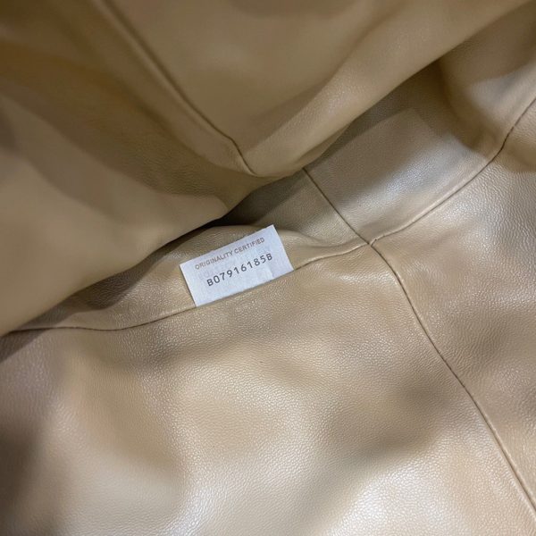 Réplique grand sac Bottega Veneta Pouch Clutch en Beige – Image 7
