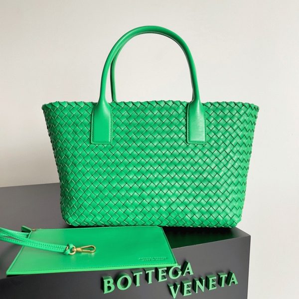 Réplique du sac Bottega Veneta Cabat Medium en cuir d’agneau intrecciato vert – Image 10